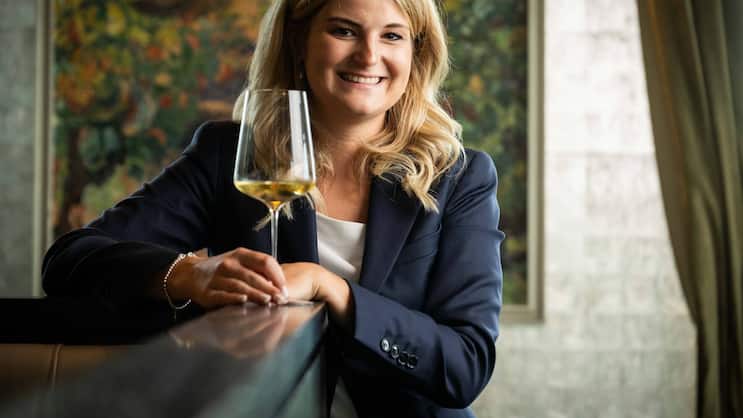 Katharina Sarrot ist ein bemerkenswertes junges Talent: In der Doppelrolle als Restaurantleiterin und Sommelière im Gourmetlokal The Restaurant, das zum The Dolder Grand in Zürich gehört, sorgt sie für die nötige Dosis Lockerheit.