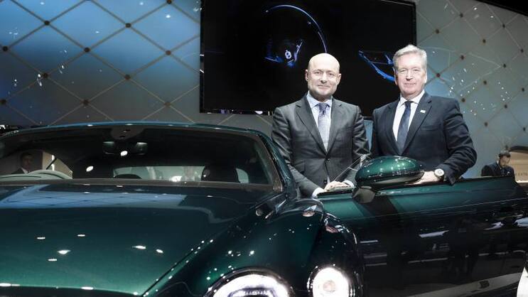 Breitling-Chef Georges Kern (l.) chauffiert seine Kunden in einem Bentley, Bentley-Chef Adrian Hallmark trägt Breitling.