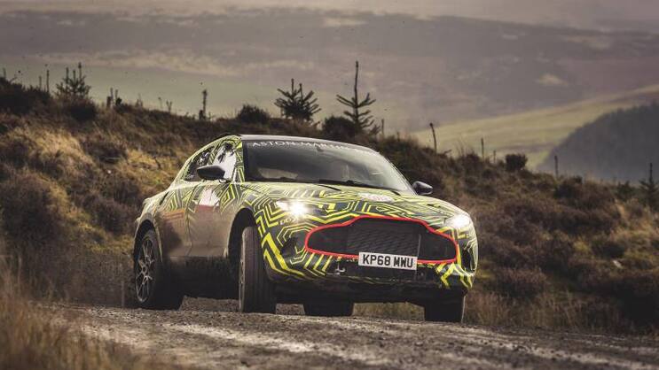 Als «Erlkönig», wie man getarnte Versuchsfahrzeuge nennt, ist der Aston Martin DBX bereits unterwegs.