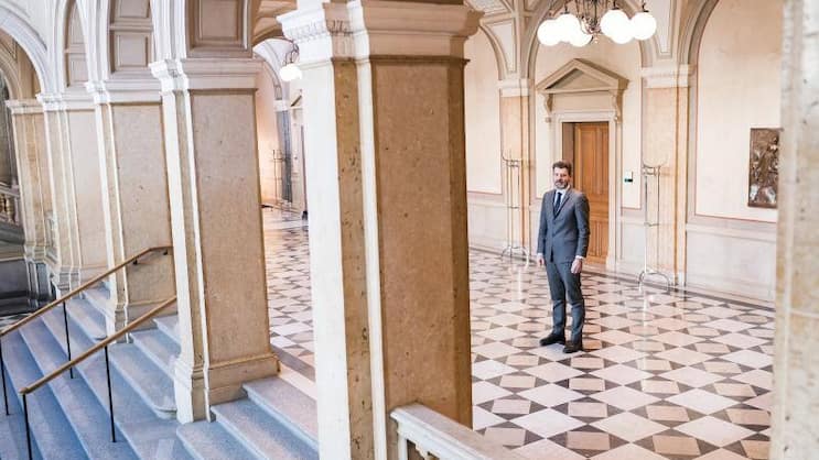 Allein zu Hause: Roberto Balzaretti vor seinem Büro im Ostflügel des Bundeshauses.