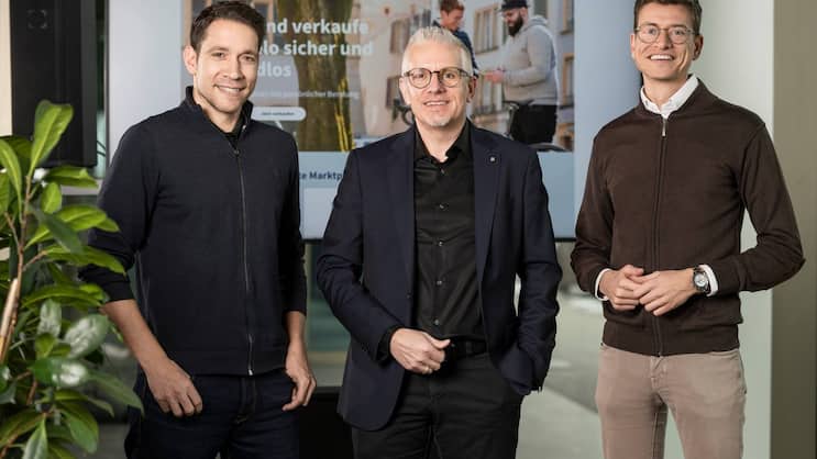TCS-Direktor Bernhard Bieri umrahmt von Velocorner-Gründer Mario Friedli (links) und Ciril Stebler (rechts).
