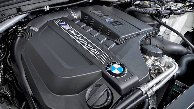 Blick unter die Motorhaube eines BMWs.