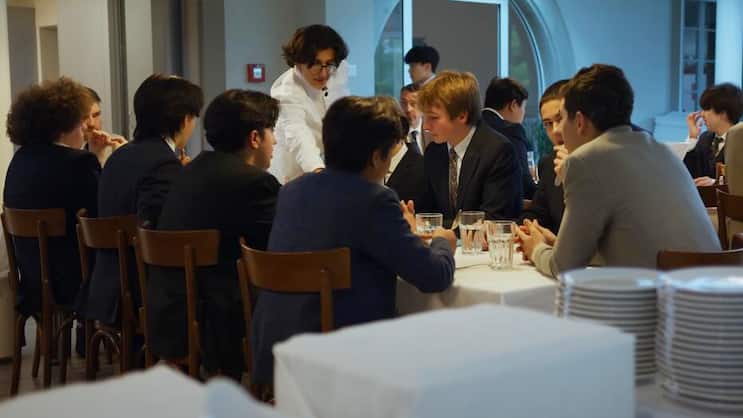 Zum Abendessen wird Hemd und Krawatte getragen: Schüler der teuersten Privatschule der Welt in Rolle VD.