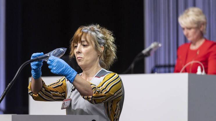 Das Pult wird nach jeder Rednerin und jedem Redner desinfiziert: Der National- und Ständerat trifft sich diese Woche zur Corona-Session nicht im Bundeshaus, sondern in den Messehallen der Bernexpo.