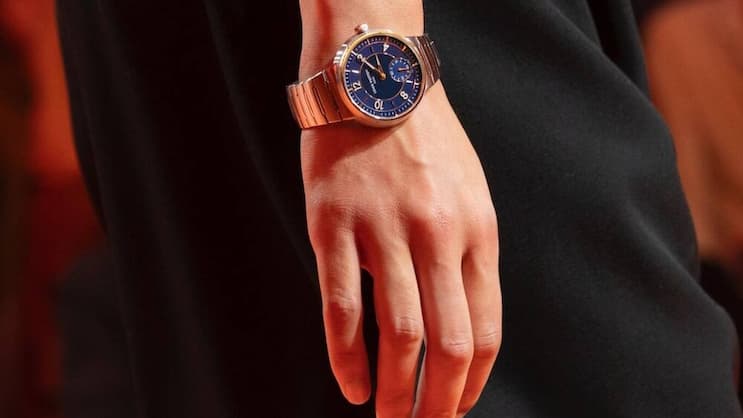 Louis Vuitton stattet für die «Spring Summer 2024 Show» die Models mit der neuesten Kreation von Jean Arnault aus: der Tambour.