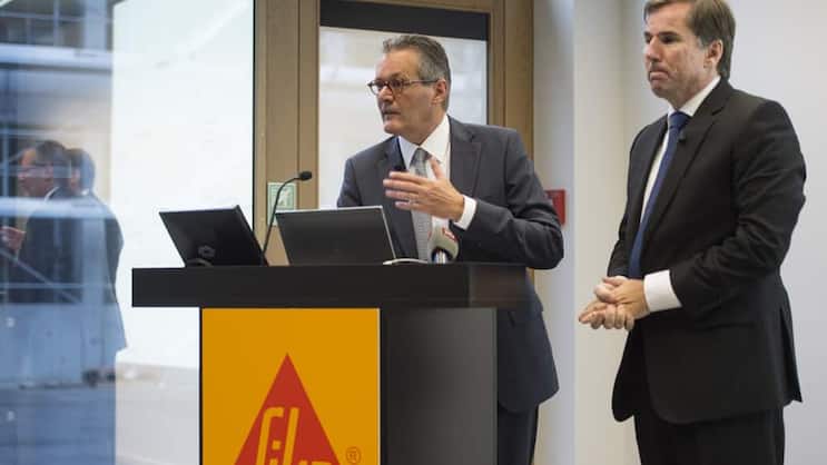 Verwaltungsrat-Präsident Paul Haelg (li.) und CEO Jan Jenisch bei der Sika-Pressekonferenz.Keystone