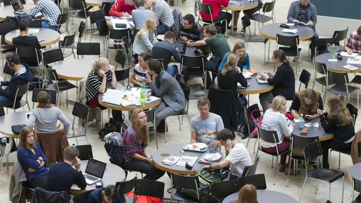Studenten an der Universität Zürich: Ein Doktortitel schenkt ein.   Keystone