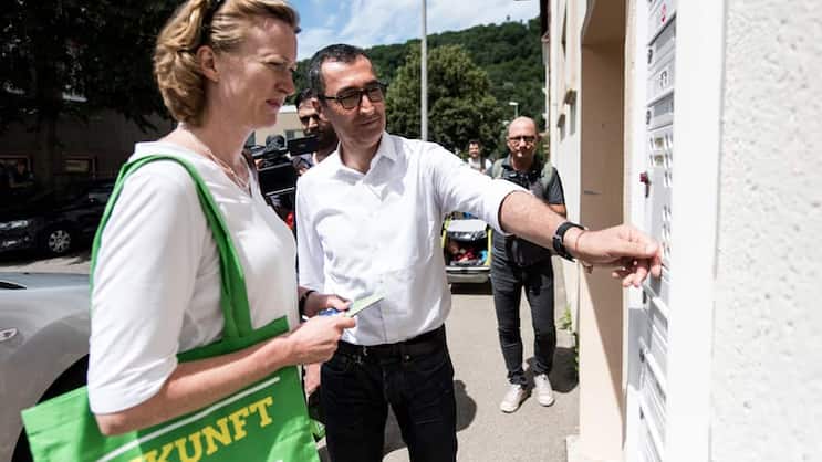 Klingeln: Die Grünen bei einem Hauswahlkampf an einer Haustür. Keystone