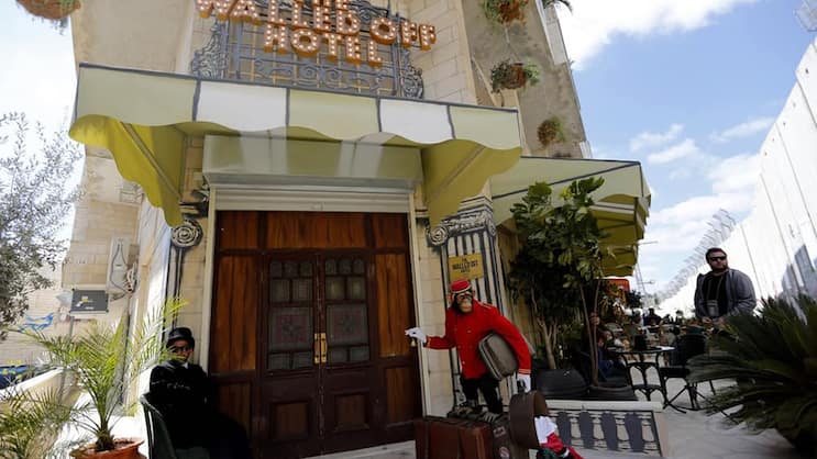 Mieser Ausblick, politische Kunst: Das «The Walled Off Hotel» von Banksy.Keystone