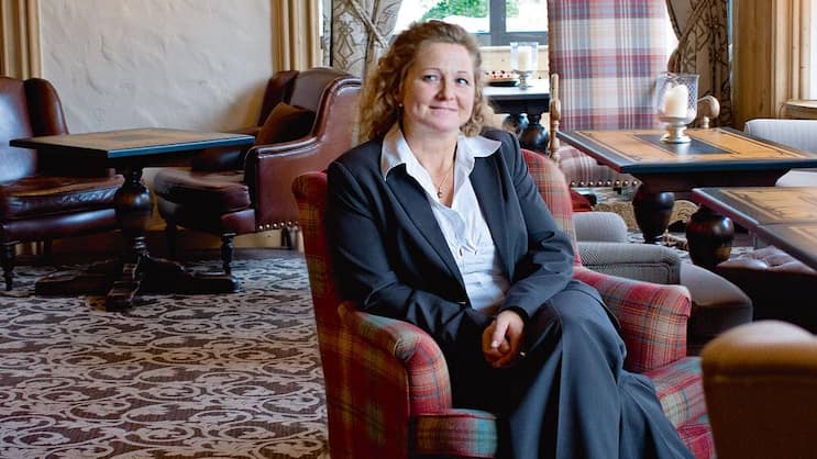 Keine Gouvernanten-Hexe: Michaela Gäng  in der Lobby-Bar des «Gstaad Palace».