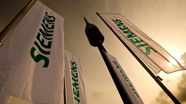 Siemens-Fahnen in München: 7800 Jobs fallen weg. Keystone