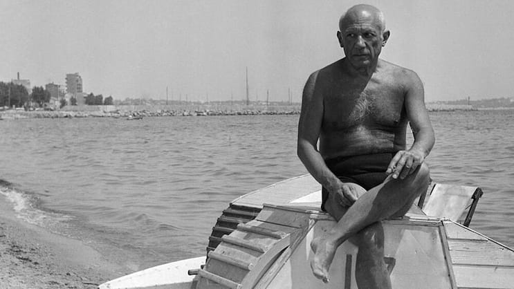 Der Maler Pablo Picasso, 1948 am Strand in Frankreich: Um seine Bilder geht es. Keystone