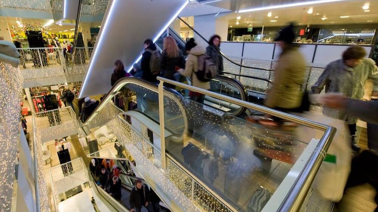 Loeb in Bern: Das Traditionswarenhaus rüstet sich für den Weihnachtsverkauf. (Bild: Keystone)