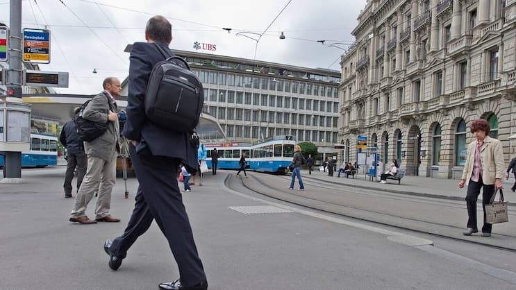 Paradeplatz Zürich: Seit 2007 sanken die verwalteten Vermögen um 27 Prozent. (Bild: Keystone)