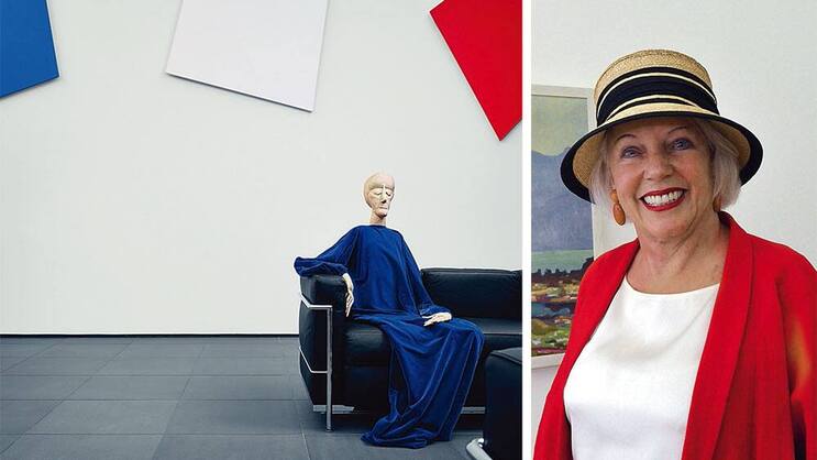 Esther Grether, Werke aus ihrer Sammlung: auf dem Sofa Eva Aepplis «Célestine», dahinter drei Panels von Ellsworth Kelly.