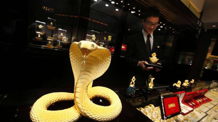 Schlange aus Gold in einem Geschäft in Hong Kong: Das Edelmetall wird gerne verschenkt. (Bild: Keystone)