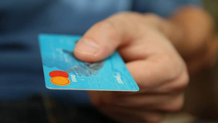 Bezahlen: Je nachdem empfiehlt sich im Ausland die Debit- oder Kreditkarte. Keystone
