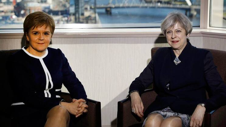 Nicola Sturgeon (l.) und Theresa May: Der harte Brexit-Kurs passt der Regierung in Edinburgh nicht.Keystone