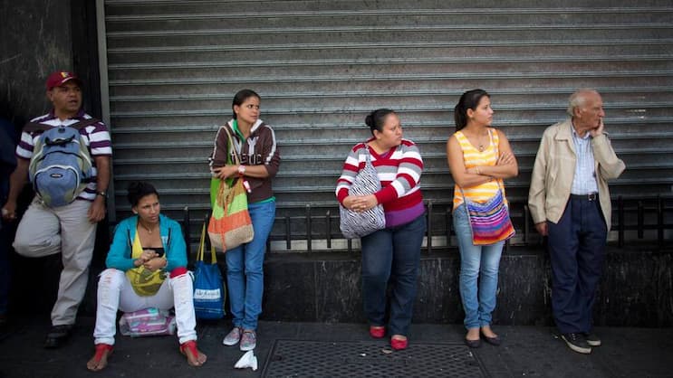 Warteschlange: Venezuelas Präsident hat den wirtschaftlichen Notstand ausgerufen. Keystone