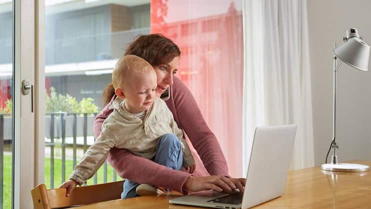 Frau mit Kind: Expertinnen raten, sichtbar und im Kontakt mit dem Arbeitgeber zu bleiben.Keystone