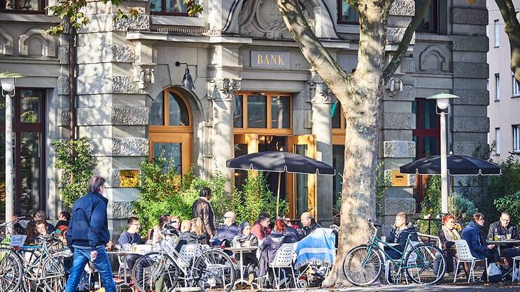 No Bank: Als Bankfiliale hat das Gebäude am Zürcher Helvetiaplatz ausgedient.Gerry Nitsch
