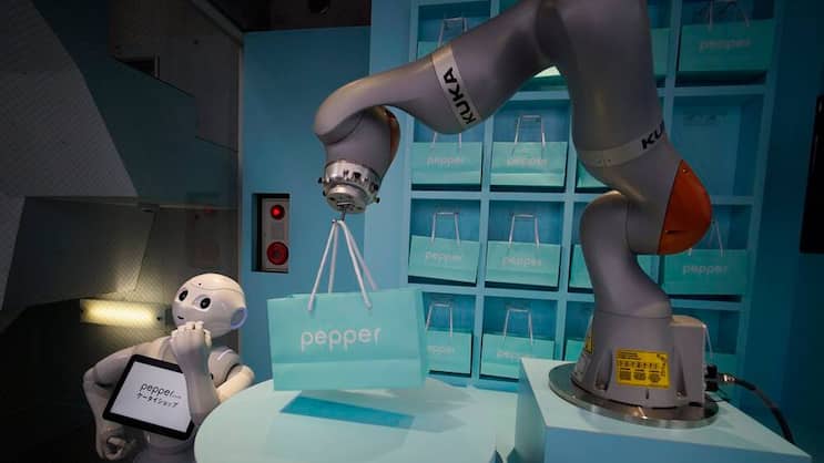 Roboter Pepper: Beim japanischen Unternehmen Softbank werden Roboter Kunden bedienen. Keystone