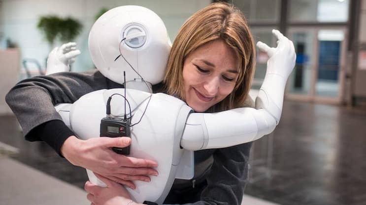 Herzig: «Pepper» erkennt anhand des Gesichtsausdrucks Emotionen. Keystone