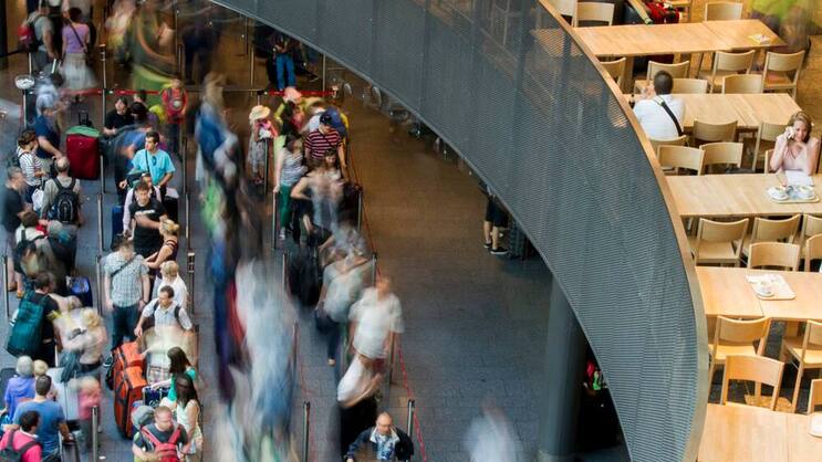 Flughafen Zürich: Shoppingcenter, Restaurants und Parkgebühren werden immer wichtiger.Keystone
