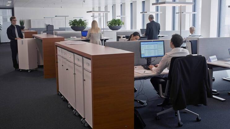 Desksharing: Der Arbeitnehmer sucht sich morgens einen freien Platz. Keystone