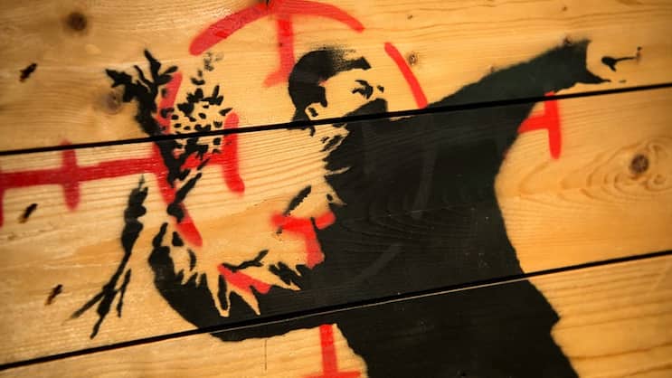 Graffiti: Das Bild «Flower thrower» des Street-Art-Künstlers Banksy.Keystone