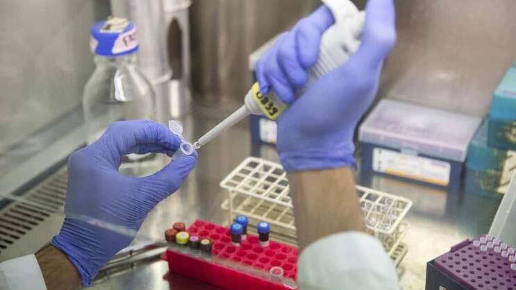 Laborarbeit: Die Aktien von Gesundheitsfirmen könnten zulegen im Herbst. Keystone