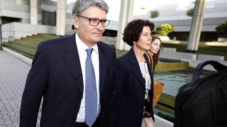 Raoul Weil mit seiner Frau: Die ehemalige Nummer 3 der UBS plädiert auf nicht schuldig.Keystone