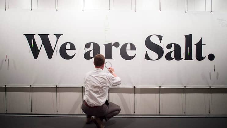 . Plakat mit dem neuen Schriftzug Salt: «Direkt auf den Punkt».  Keystone