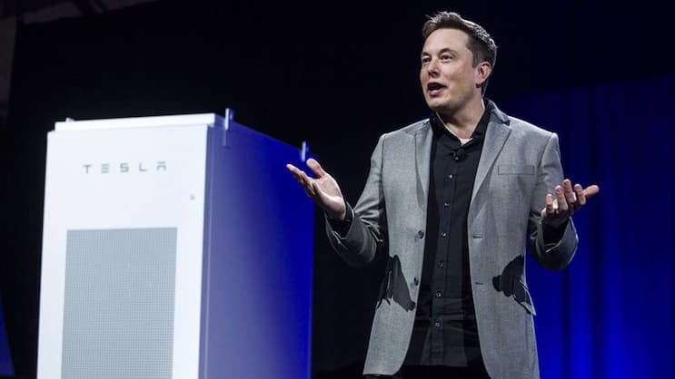 Elon Musk bei der Präsentation: Er will Solarstrom erschwinglich machen.  Keystone
