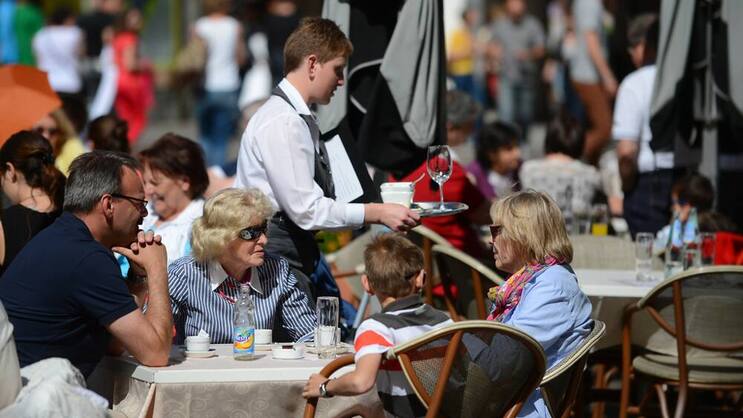 Die Steuersätze von Restaurants sollen an jene des Detailhandels angeglichen werden.  Keystone