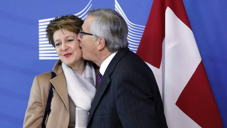 EU-Kommissionspräsident Jean-Claude Juncker überraschte Simonetta Sommaruga mit einem Kuss.Keystone