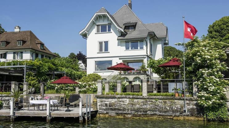 Traumlage Die Goldküstenvilla direkt am See ist für 17 Millionen Franken zu haben. PR