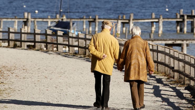 Ein Renterpaar: Ältere Menschen sind zufriedener trotz wenig Geld.