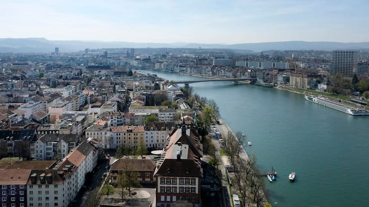 Basel: Kleinbasel und der Rhein.