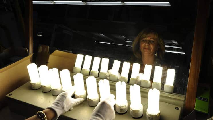 Kontrolle neuer Osram-Energiesparlampen im Werk Augsburg (Bild: Keystone)