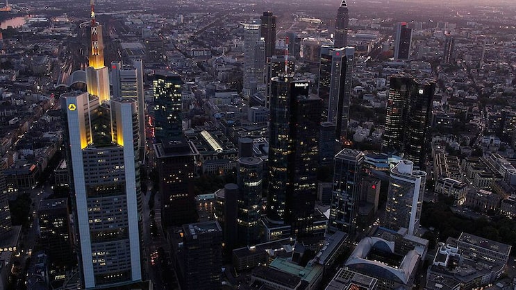 Frankfurt am Main: Hauptsitz der grossen deutschen Banken wie Commerzbank (l.) und Deutsche Bank (r. Bildmitte).