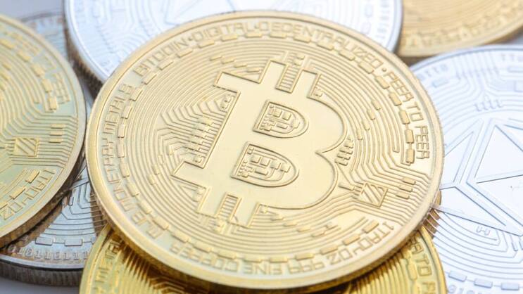 Im Sog des Bitcoin rauschten in der Nacht auf Dienstag auch die anderen grösseren Kryptowährungen nach unten: Münzen mit den Symbolen von Bitcoin und Ethereum.