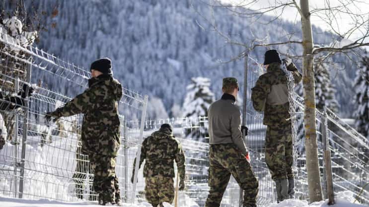 Zum Beispiel Absperrgitter aufstellen: Das Gros der Angehörigen, die am WEF in Davos Einsätze leisten, ist am Montag eingerückt. Im Bild Einsatzkräfte im Jahr 2024. (Archivibild)