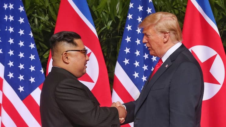 13 Sekunden lang schüttelten sich US-Präsident Donald Trump und Nordkoreas Machthaber Kim Jong Un die Hände.