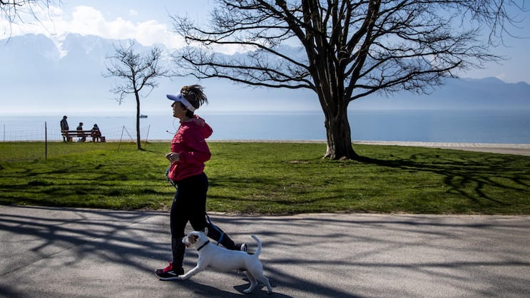 Joggerin am See: Mehr Unabhängigkeit gibt Flexibilität.