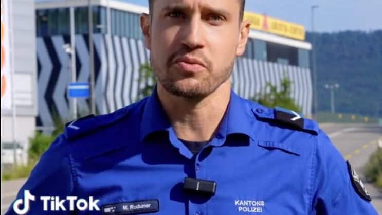 Marco Roduner gehört zum fünfköpfigen Team, das für den Auftritt der Kapo Aargau in den sozialen Medien verantwortlich ist.