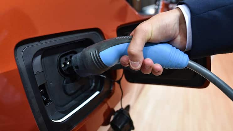 Aufladen eines Elektroautos: Neues Wachstumspotenzial für Tankstellen.