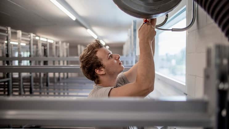 Abwechslungsreiche Arbeit ist weniger anfällig für Verlagerungen: Elektriker.Keystone