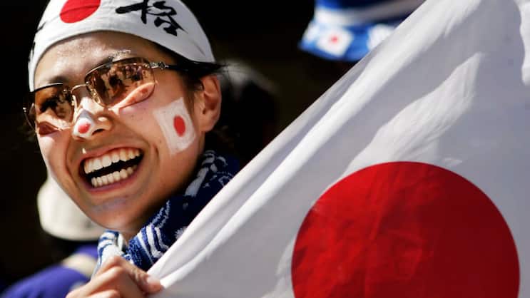 Seine Regierung hat Schulden - gegenüber den eigenen Bürgern: Fussballfan aus Japan. Keystone