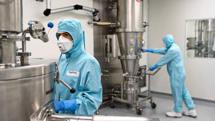 Die Produktion der Medikamente darf nicht durch Teilchen verschmutzt werden. Schutzkleidung, teils in mehrfachen Lagen, ist hier Pflicht.